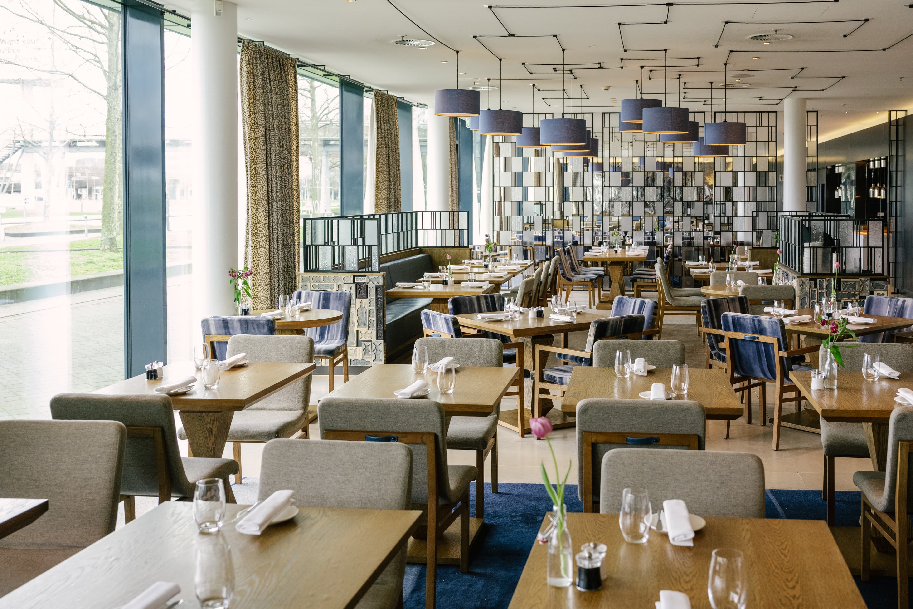 Geniet van de internationale en Aziatische keuken gemaakt met verse authentieke producten. Geniet van een speciaal ontbijt, lunch en diner in restaurant Bowery dat een kosmopolitische eetbeleving biedt en een voorproefje van de Nederlandse cultuur. Geniet van de opwinding van drie live-cookingstations waar eigentijdse smaken, gezonde grillgerechten en populaire Aziatische specialiteiten worden geserveerd. Verse lokale producten van Nederlandse leveranciers en boeren plus een sprankelende sfeer maken Bowery een echte hotspot op Schiphol Airport City.