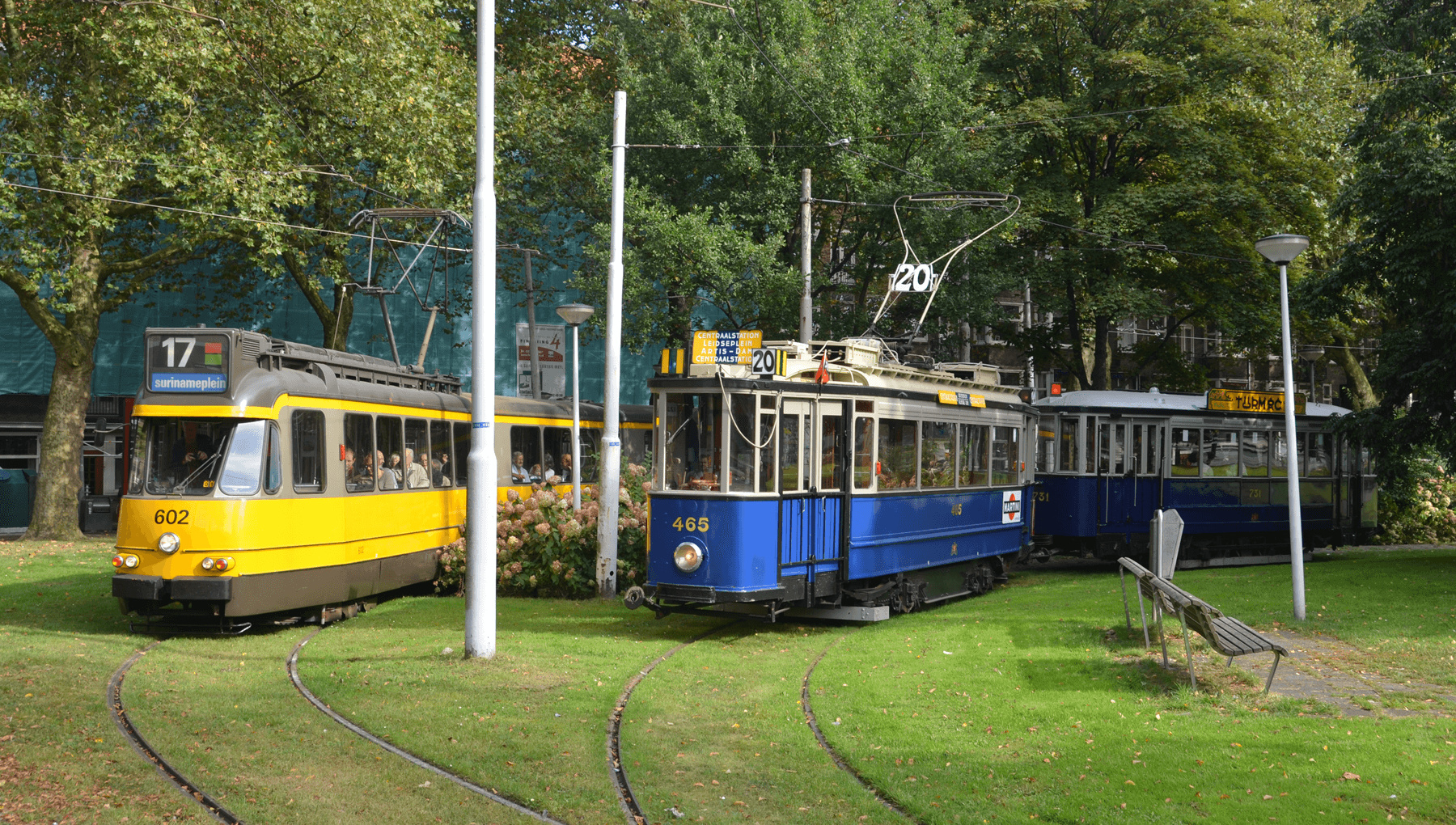 Heel oud en minder oud in de keerlus Surinameplein