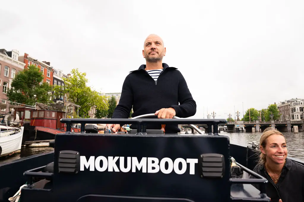 Boek een rondvaart op een van de luxueuze sloepen of klassieke sleepboten van Mokumboot