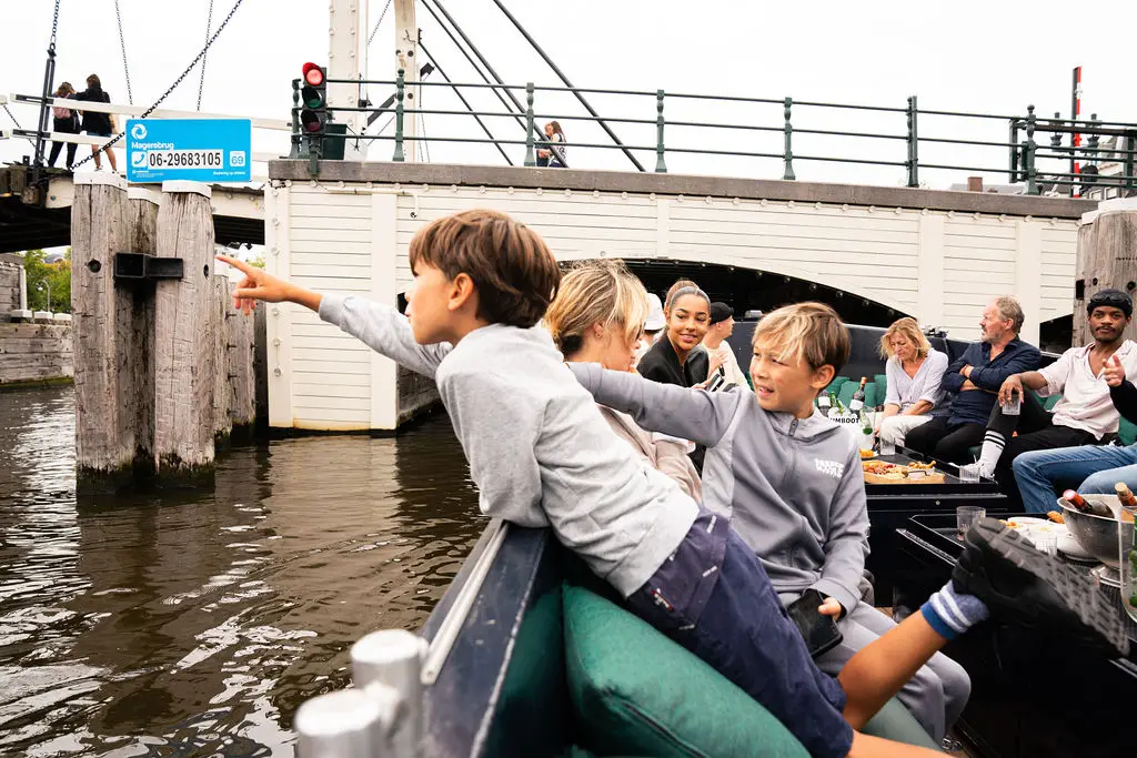 Boek een rondvaart op een van de luxueuze sloepen of klassieke sleepboten van Mokumboot