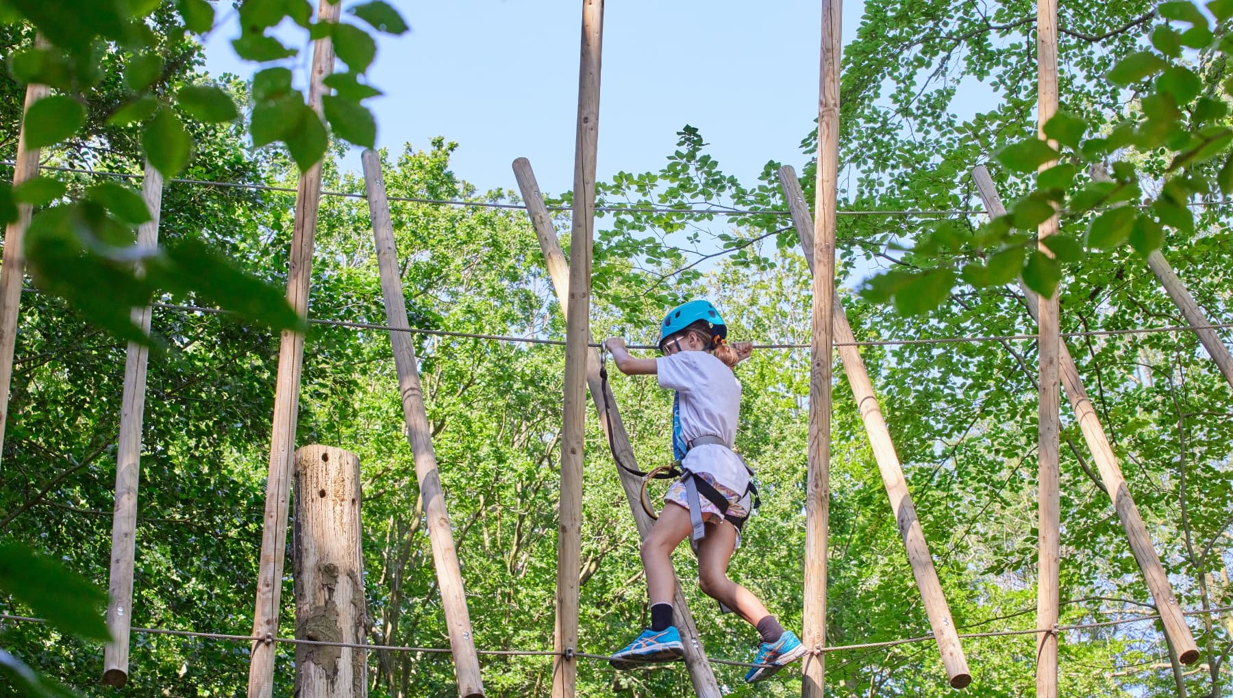 Klimbos Fun Forest Amsterdam - Meisje klimt door parcours