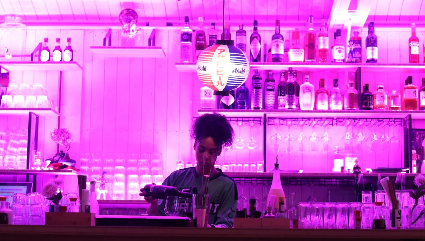 De Japanner bartender serving drinks