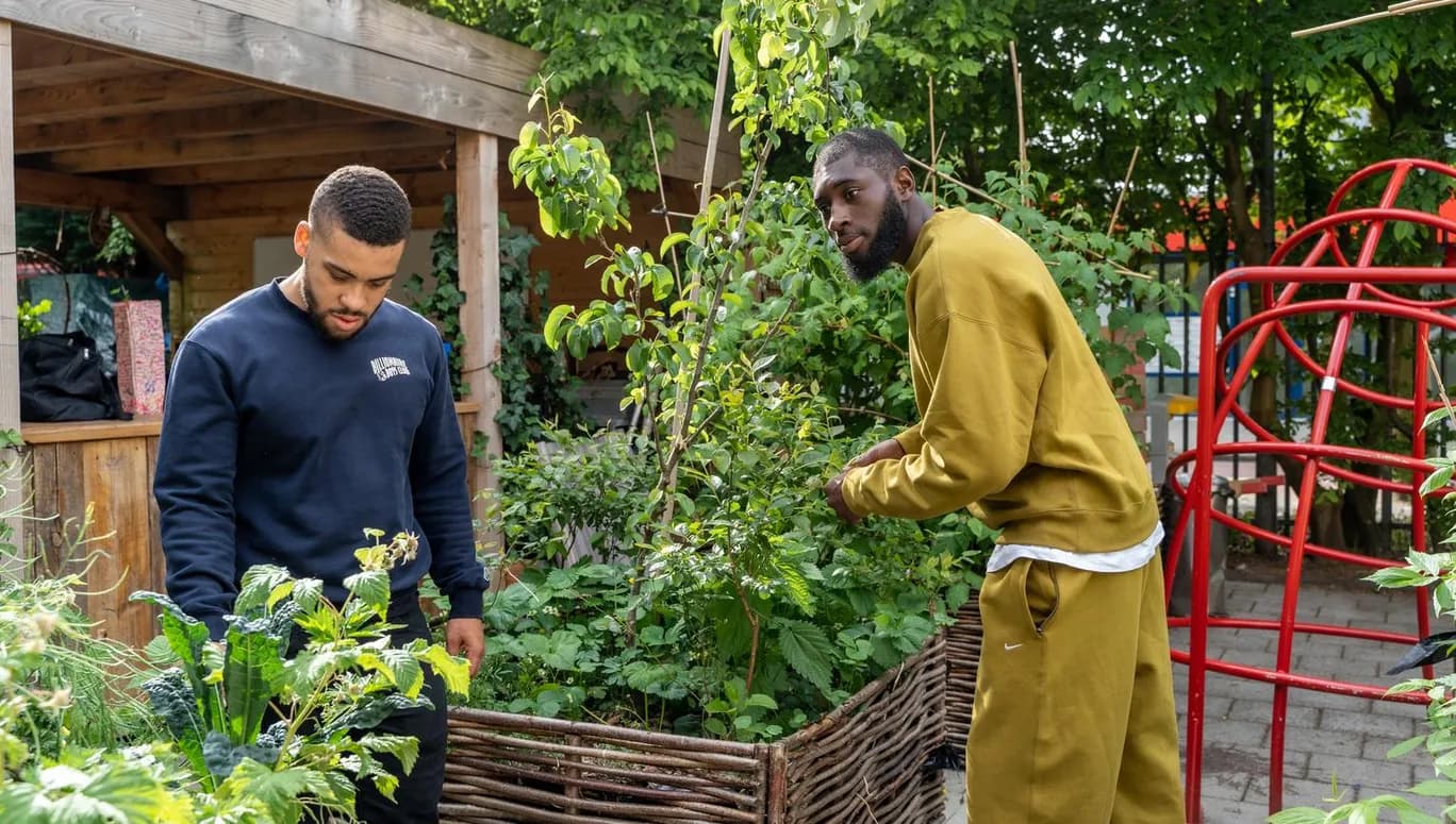 Two men gardening at Kazerne Reigersbos