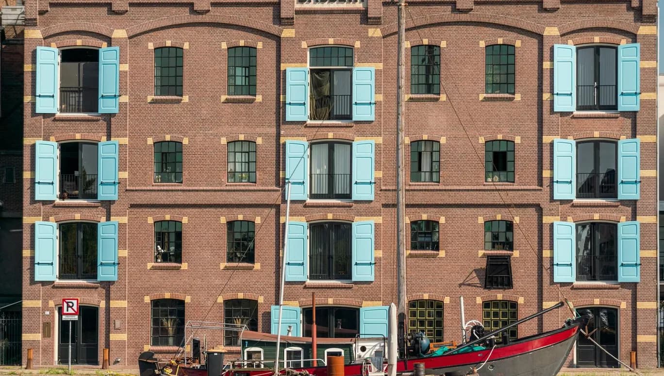 Pakhuis Koningsbergen in Wormer is a national monument that has served as the barley peeling plant of the Gebroeders Laan since 1897.