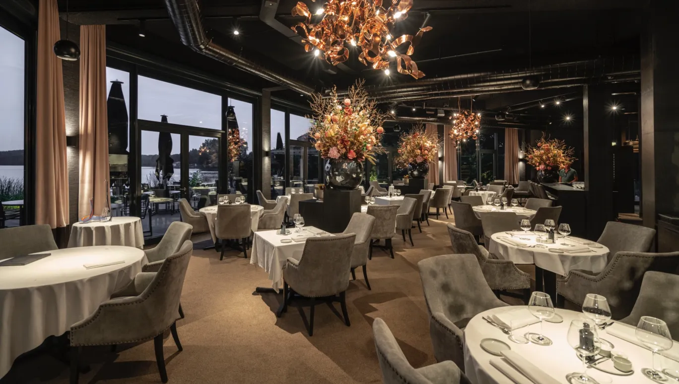 Aan de Poel restaurant interior
