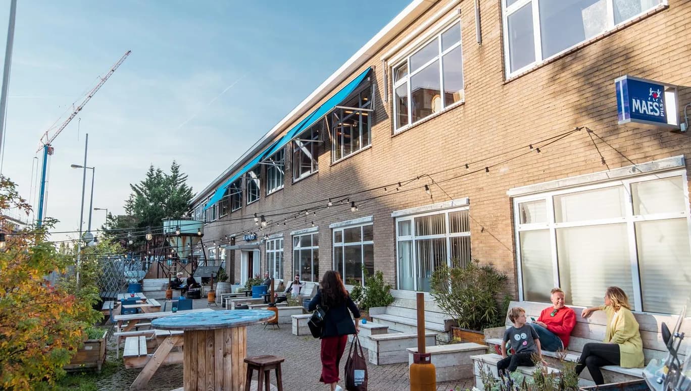 People sitting outside De Klaproos Noord