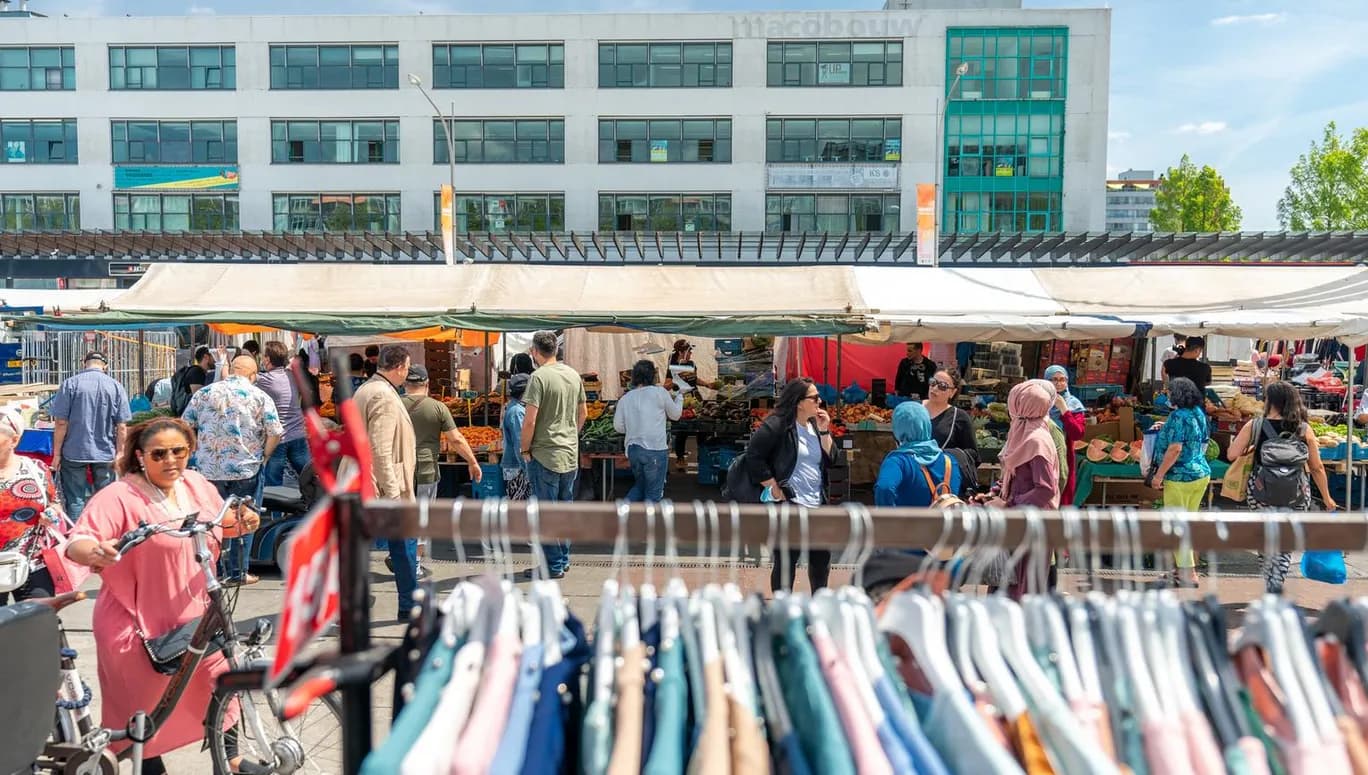 People shopping at the Plein 4045 market