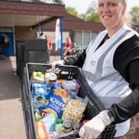 Een Ready2Helper van het Rode Kruis ondersteunt bij de voedselbank. De reguliere vrijwilligers van de voedselbank vallen veelal in de risicogroepen waardoor zij zich nu niet kunnen inzetten. Het Rode Kruis ondersteunt zodat mensen toch hun voedselpakketten kunnen ophalen.