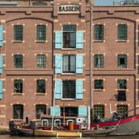 Pakhuis Koningsbergen in Wormer is a national monument that has served as the barley peeling plant of the Gebroeders Laan since 1897.