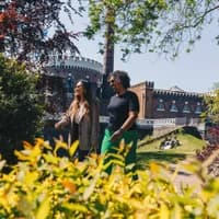 Two women walking past Haarlemmermeermuseum De Cruquius.
