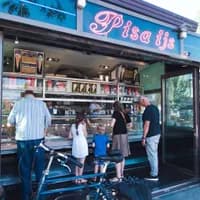 People buying ice cream at Pisa Ijs