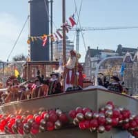 Aankomt van Sinterklaas op de stoomboot via de Amstel.