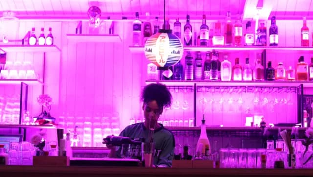 De Japanner bartender serving drinks