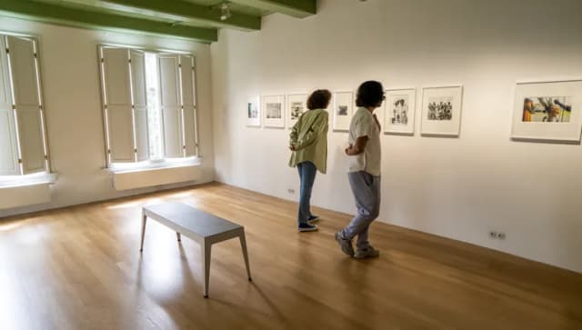 Huis Marseille people looking at art