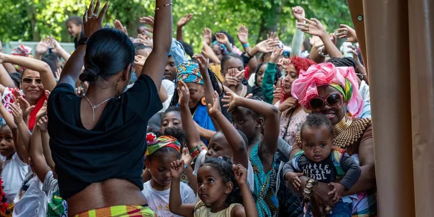 Kids dancing during Keti Koti Festival 2022 in the Oosterpark.