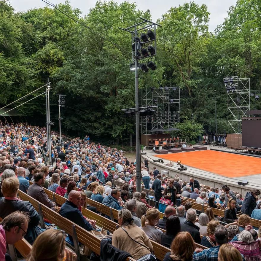 The audience is ready for the show in the Amsterdamse Bostheater.