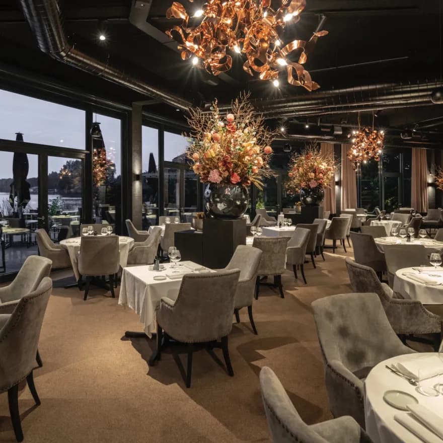 Aan de Poel restaurant interior