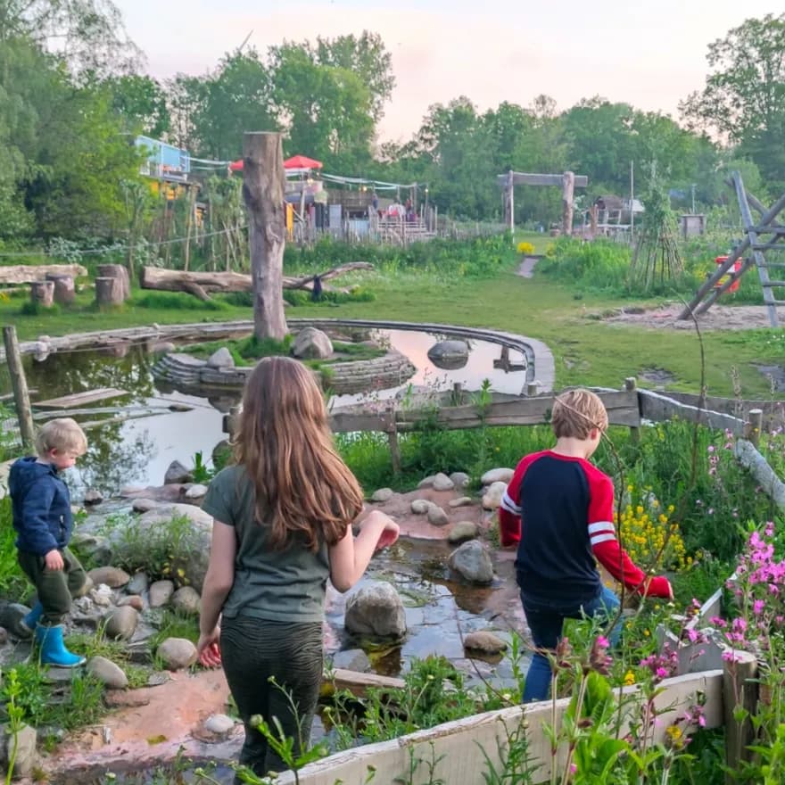 Pof restaurant kids playing in the garden