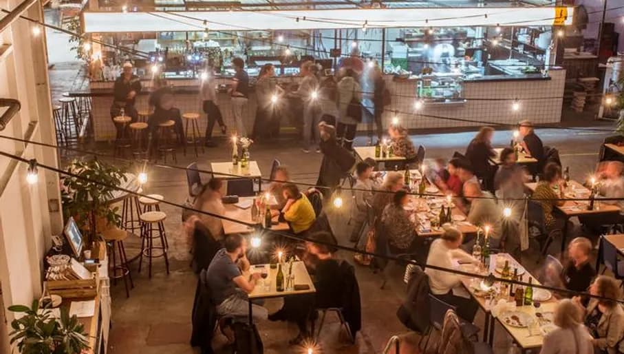 People dining at the De Klaproos