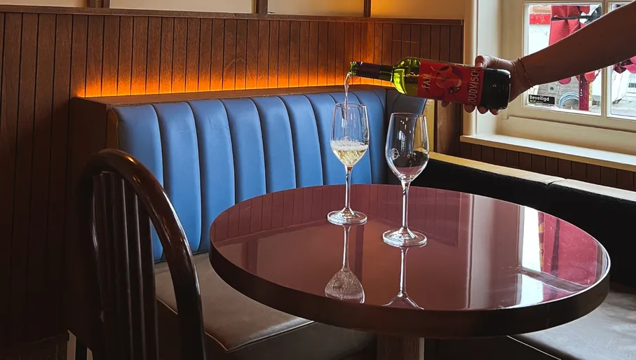 Polly Goudvisch café-restaurant serving wine