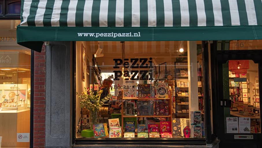 Exterior of Pezzi Pazzi bookstore on Slijkstraat in Weesp