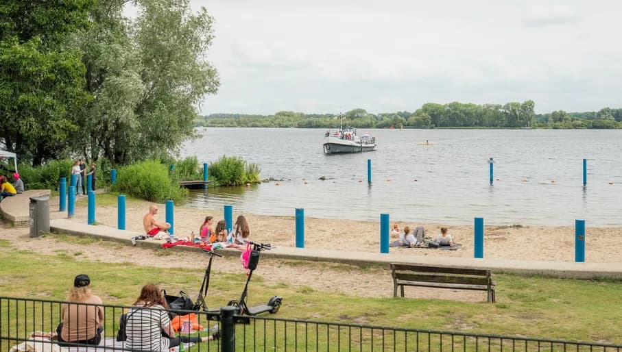 People on the beach of lake Nieuwe Meer.