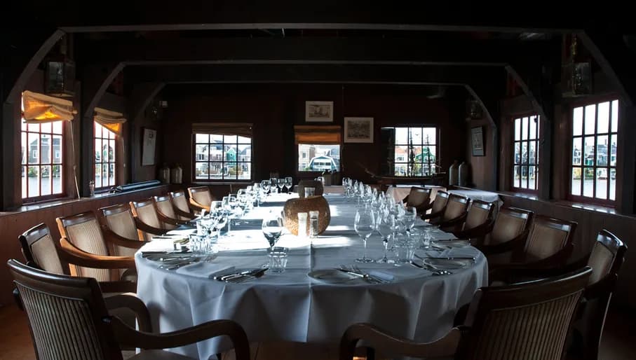 De Hoop op d'Swarte Walvis restaurant interior table setting