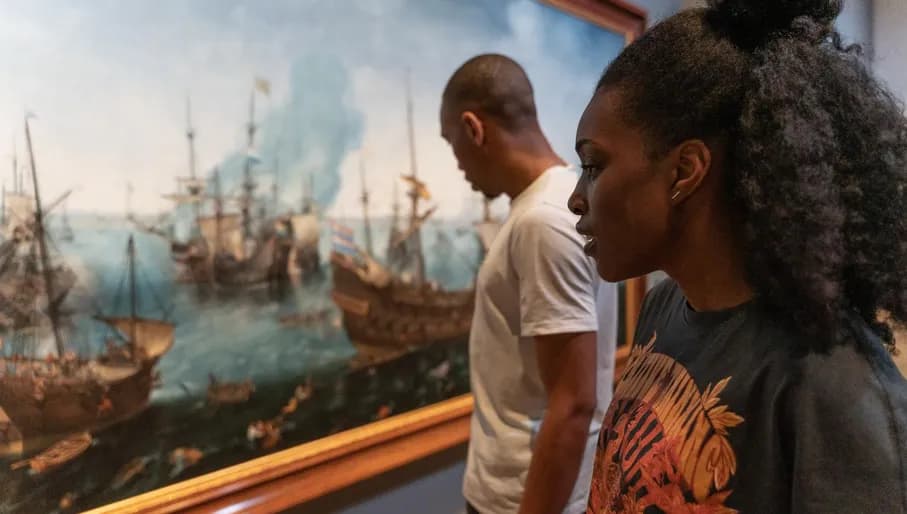 A couple visits Het Scheepvaartmuseum.