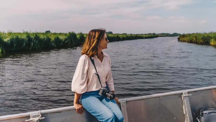 Old Holland, Ilperveld, boat tour. - Bezoekerscentrum Landschap NH - Woman in a boat