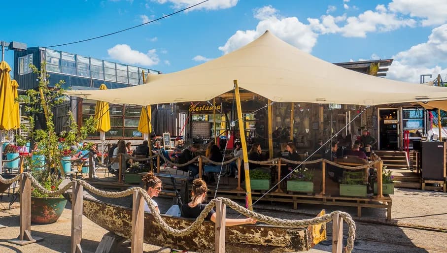 Café De Ceuvel people sitting on the terrace
