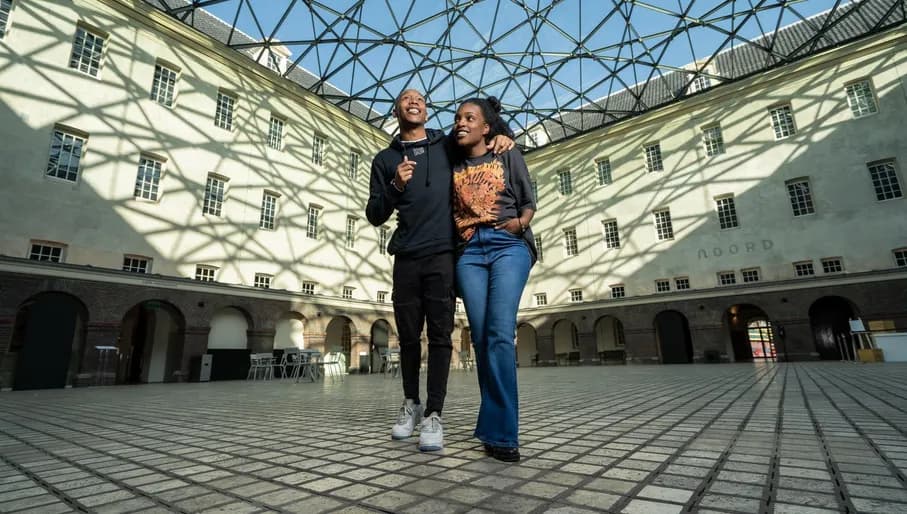 A couple visits Het Scheepvaartmuseum.