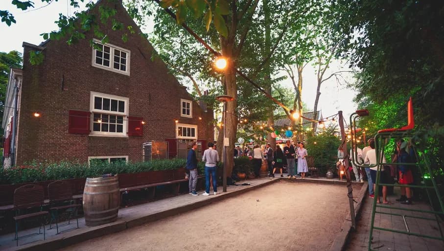 Vergulden Eenhoorn people at jeu de boules