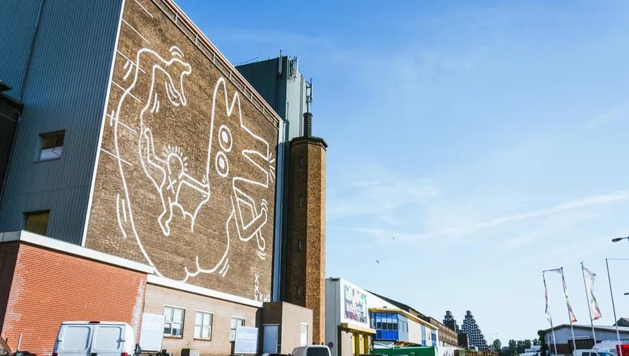 Foodcenter Keith Haring building
wall art