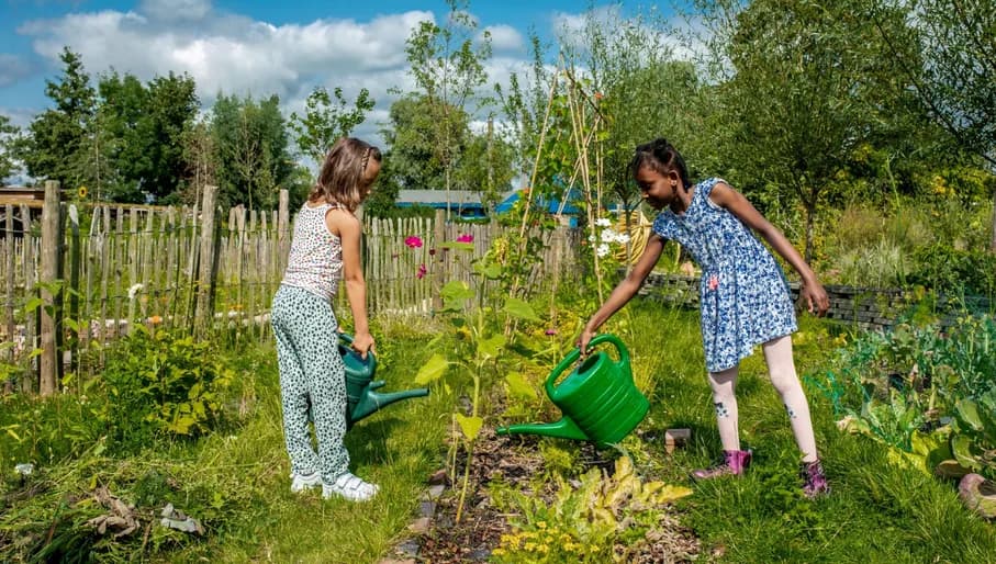 Jeugdland kids working in the garden