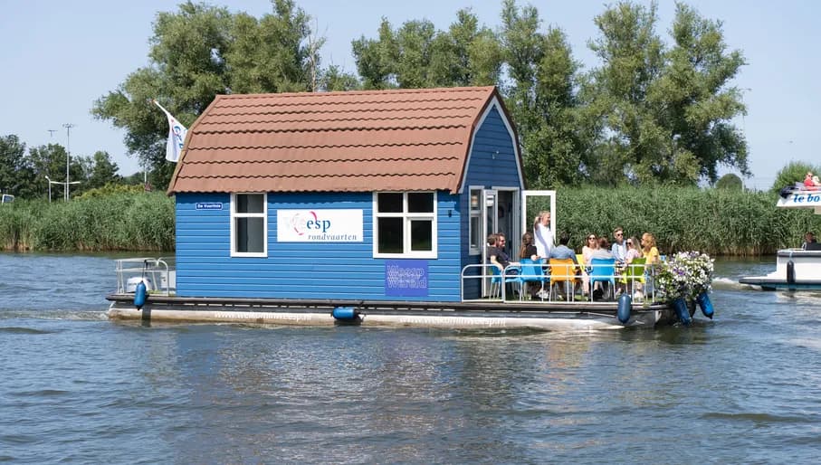 People taking a tour sitting on the deck of the Weesp rondvaart
A sunny day at De varende vuurlinie @Weesp