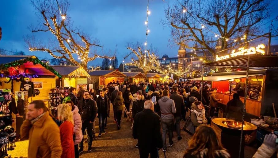 People at the christmas market: Christmas Village on Museumplein