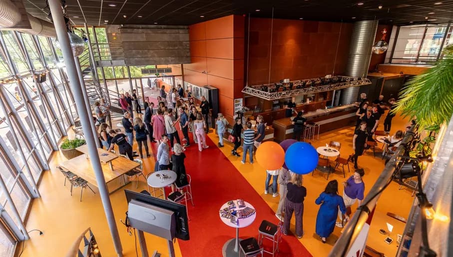 Theater De Landing, theater in Schouwburg Amstelveen, interior crowd in the lounge