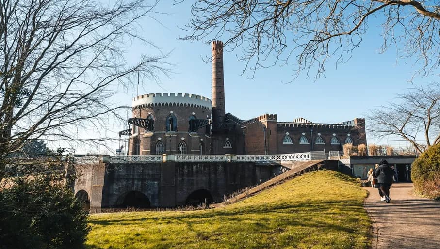 Pumping station De Cruquius from 1849 is one of the three pumping stations with which the Haarlemmermeer was pumped dry between 1849 and 1852. It is the largest steam engine in the world. The pumping station was never modernized after that and was put out of operation in 1933. It belongs to the Top 100 of Dutch national monuments.