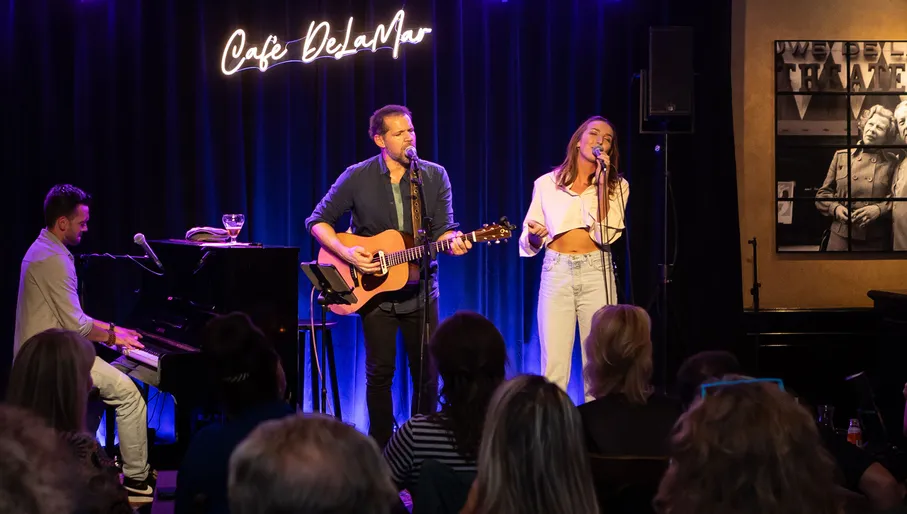 live music in a new venue of DeLaMar Theatre. You see musical actor René van Kooten.