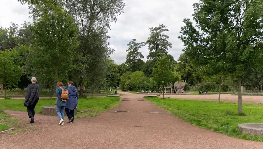 Martin Luther Kingpark, people taking a stroll