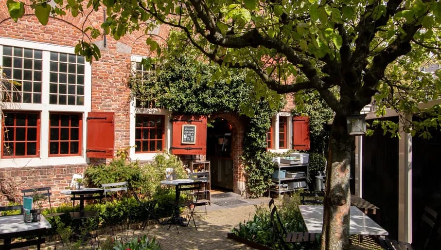 De Koffieschenkerij café terrace