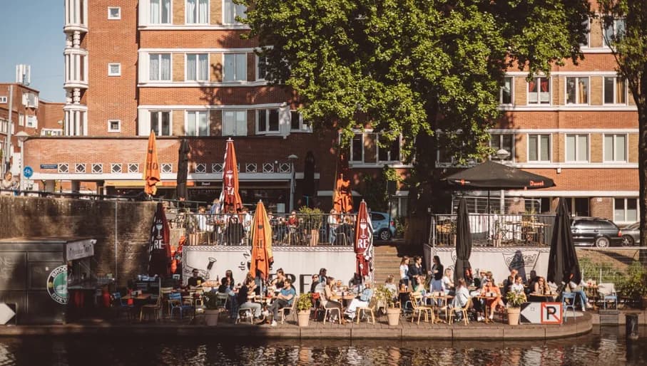 De Neef van Fred restaurant people sitting on the terrace