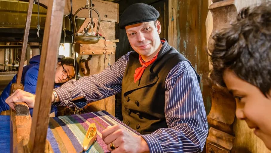 Children been tought how to weave