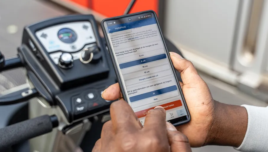 A person in an electric wheelchair using the GVB 'Gappie' app.
