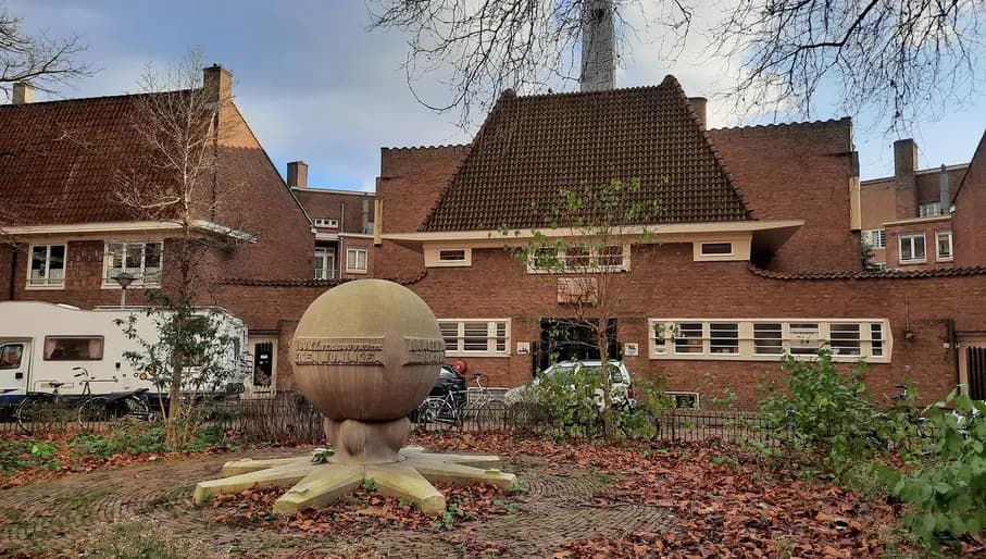 Exterior of Coöperatiehof with Amsterdamse School architecture in De Pijp