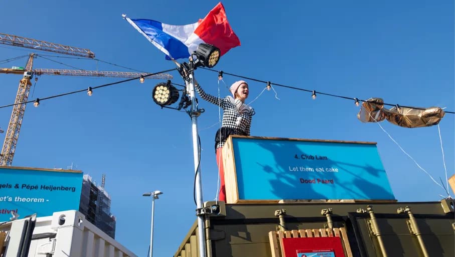 Over het IJ Festival 2019 woman waving the French flag