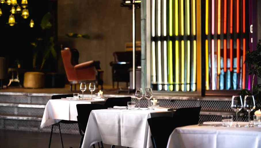 Bar Bistro Bureau interior and table setting