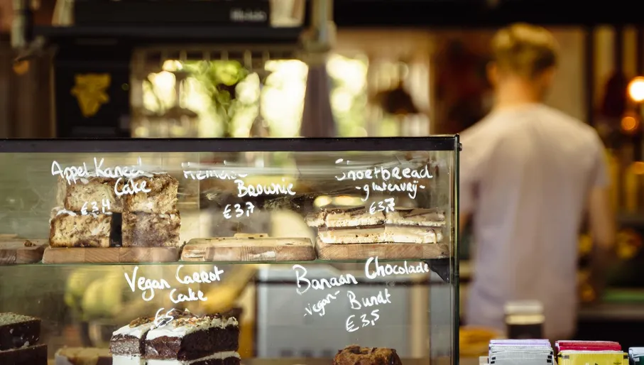 Banana bread, chocolate cake, gingerbread, vegan carrot cake, apple cinnamon cake and other sweets at Terrasmus in Erasmuspark.