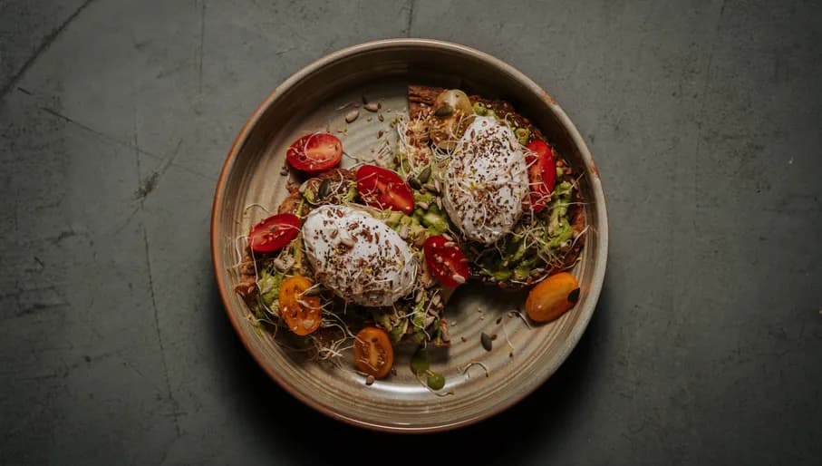 Brunch dish with avocados and eggs at Miri Mary Indian restaurant De Pijp