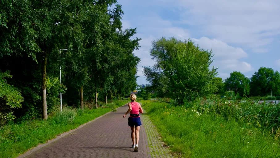 Woman running in Amstelpark